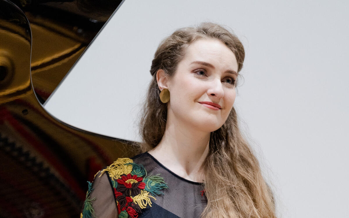 NIKOLA HILLEBRAND | recital debuts and stunning in Strauss roles